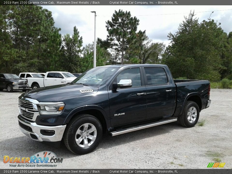Front 3/4 View of 2019 Ram 1500 Laramie Crew Cab Photo #1