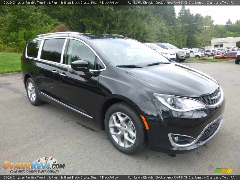 Front 3/4 View of 2019 Chrysler Pacifica Touring L Plus Photo #7