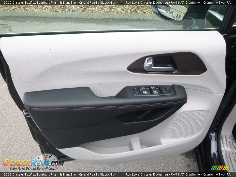 Door Panel of 2019 Chrysler Pacifica Touring L Plus Photo #15