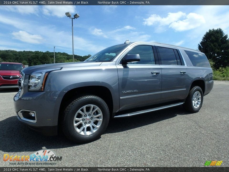 Front 3/4 View of 2019 GMC Yukon XL SLT 4WD Photo #1