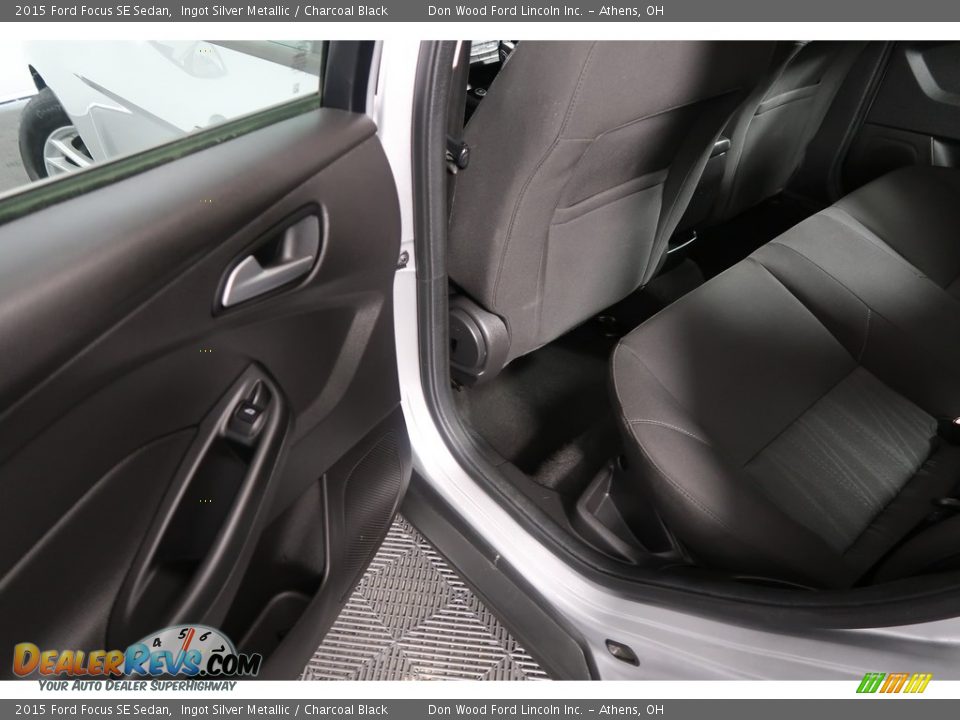 2015 Ford Focus SE Sedan Ingot Silver Metallic / Charcoal Black Photo #34