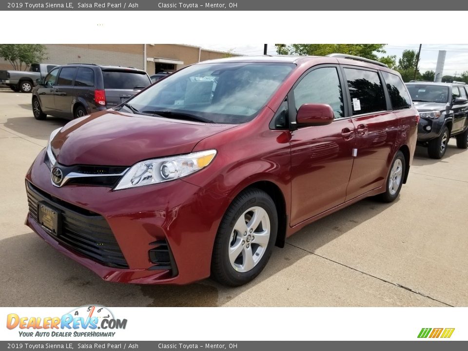 Front 3/4 View of 2019 Toyota Sienna LE Photo #1