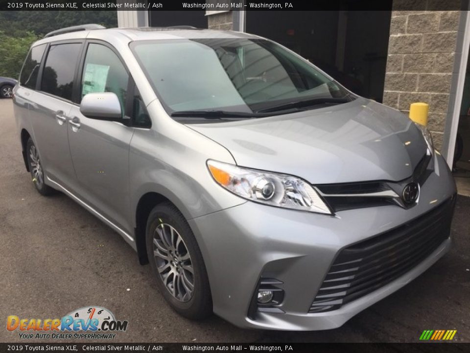Front 3/4 View of 2019 Toyota Sienna XLE Photo #1