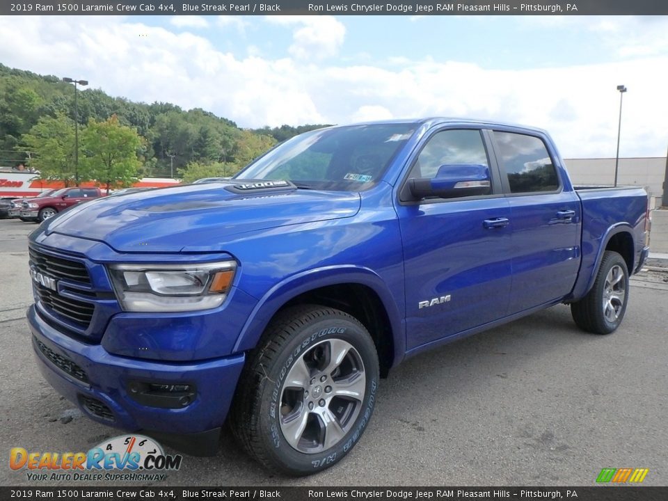 Front 3/4 View of 2019 Ram 1500 Laramie Crew Cab 4x4 Photo #1