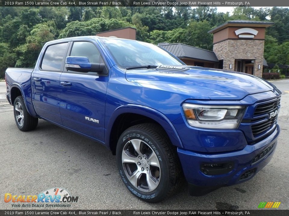 Front 3/4 View of 2019 Ram 1500 Laramie Crew Cab 4x4 Photo #7