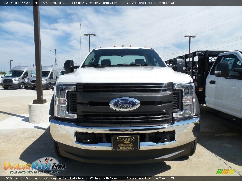 2019 Ford F550 Super Duty XL Regular Cab 4x4 Chassis White / Earth Gray Photo #2