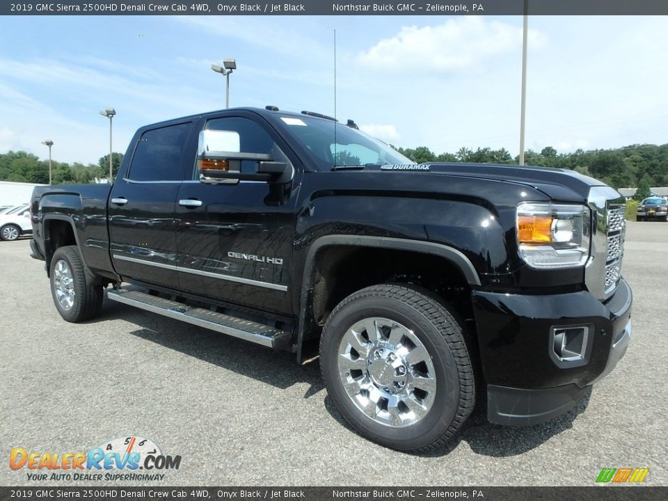 Front 3/4 View of 2019 GMC Sierra 2500HD Denali Crew Cab 4WD Photo #3