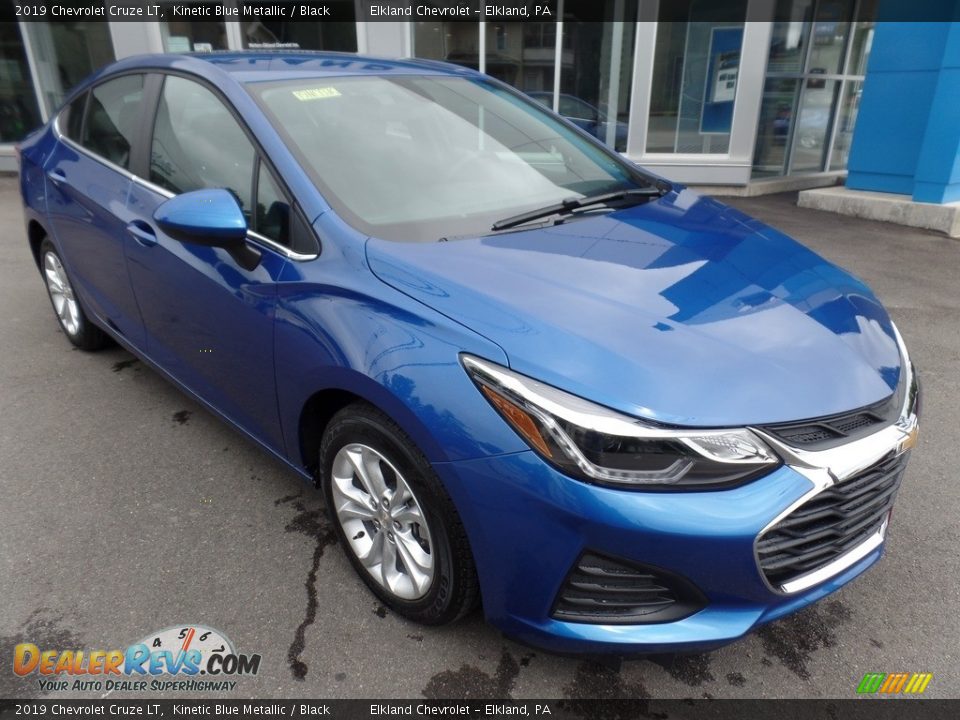 Front 3/4 View of 2019 Chevrolet Cruze LT Photo #1