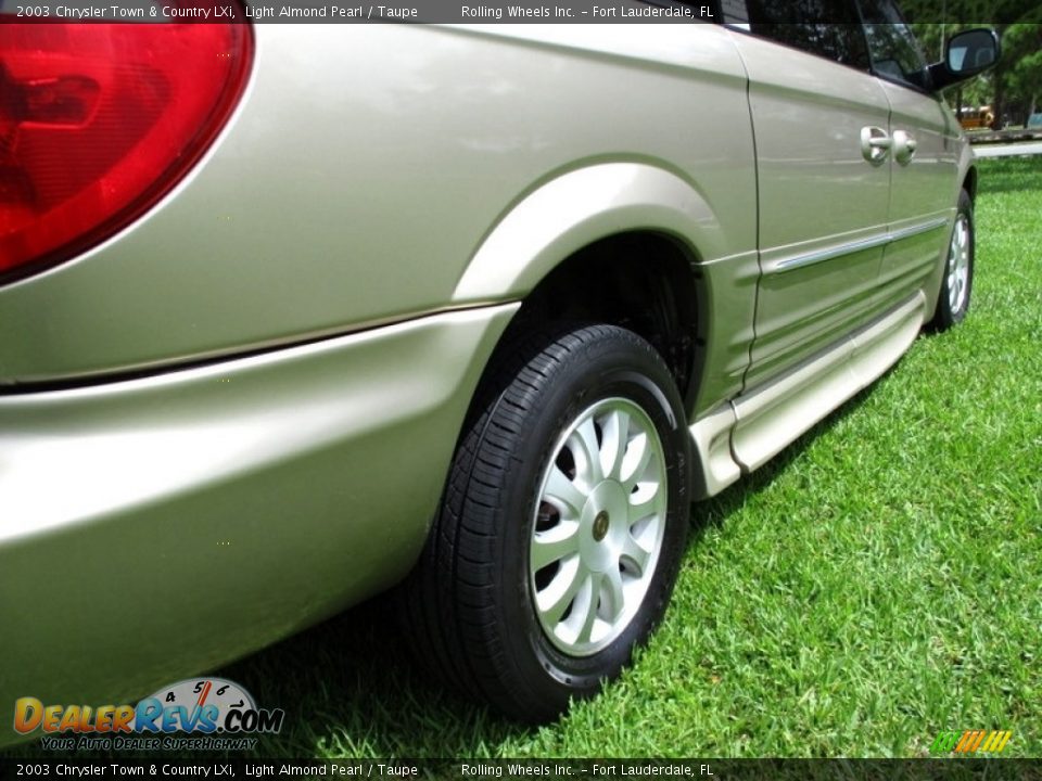 2003 Chrysler Town & Country LXi Light Almond Pearl / Taupe Photo #26