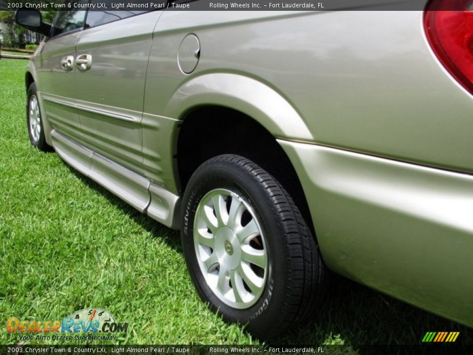 2003 Chrysler Town & Country LXi Light Almond Pearl / Taupe Photo #30