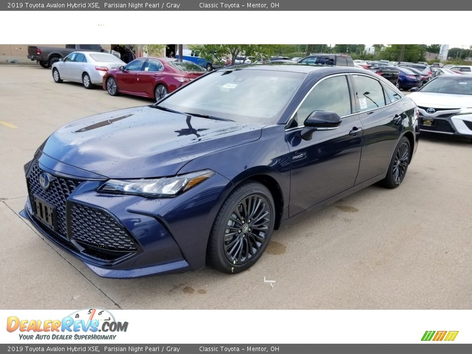 Front 3/4 View of 2019 Toyota Avalon Hybrid XSE Photo #1