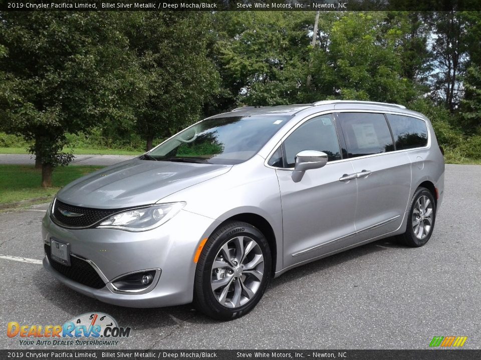Front 3/4 View of 2019 Chrysler Pacifica Limited Photo #2