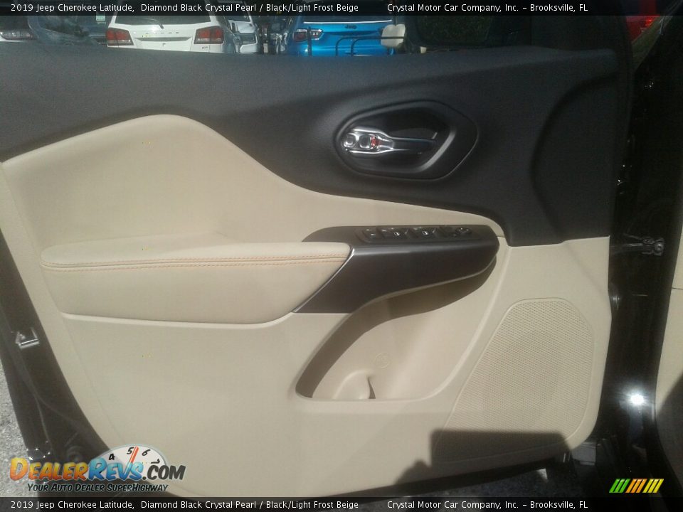 2019 Jeep Cherokee Latitude Diamond Black Crystal Pearl / Black/Light Frost Beige Photo #17