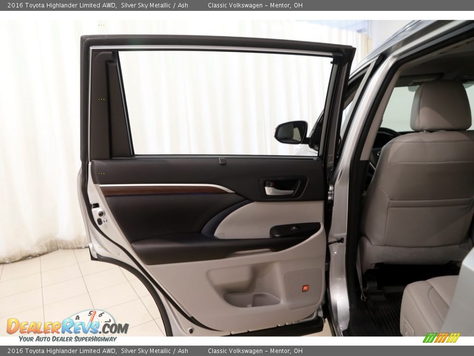 2016 Toyota Highlander Limited AWD Silver Sky Metallic / Ash Photo #17