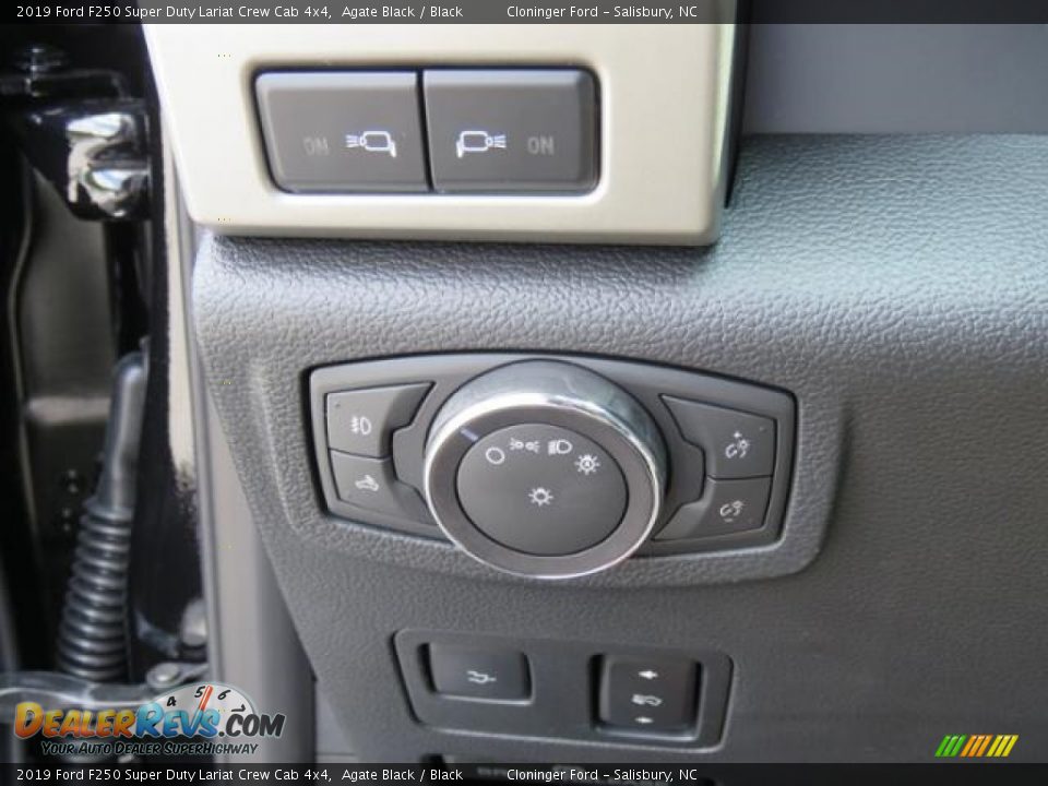 Controls of 2019 Ford F250 Super Duty Lariat Crew Cab 4x4 Photo #21