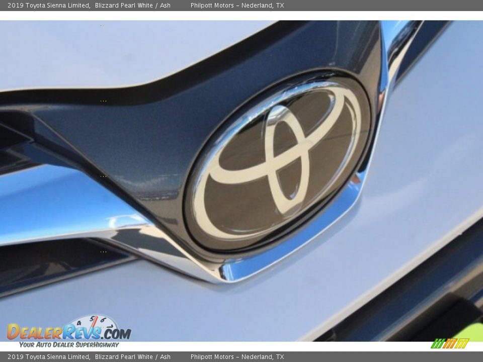 2019 Toyota Sienna Limited Blizzard Pearl White / Ash Photo #11