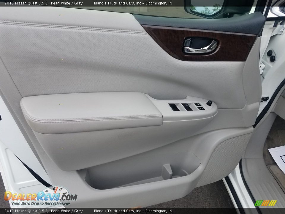 2013 Nissan Quest 3.5 S Pearl White / Gray Photo #4