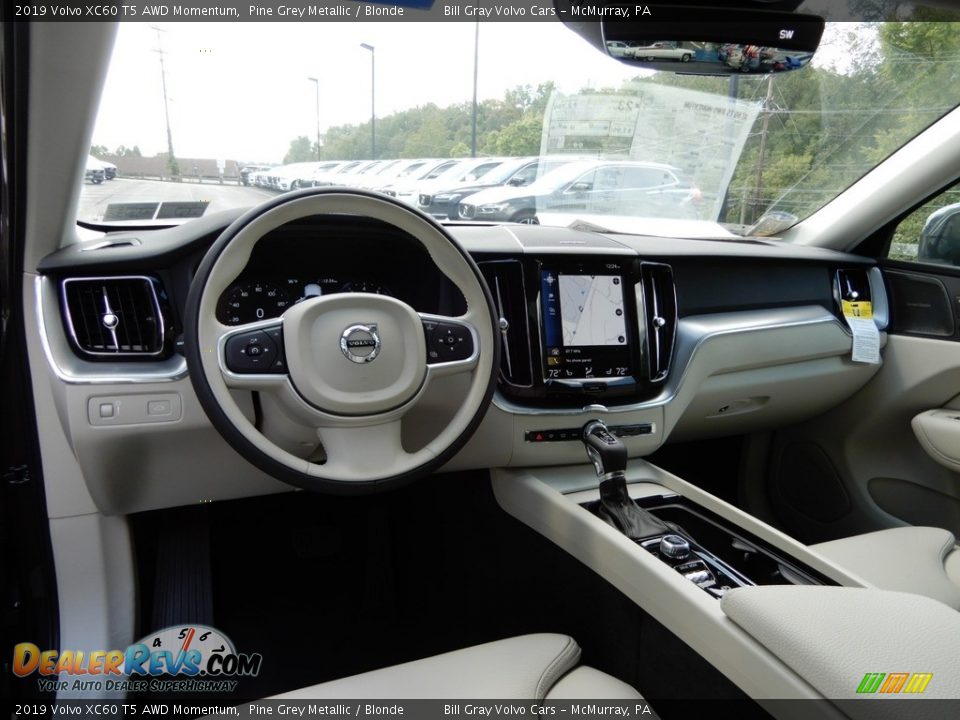 Front Seat of 2019 Volvo XC60 T5 AWD Momentum Photo #9