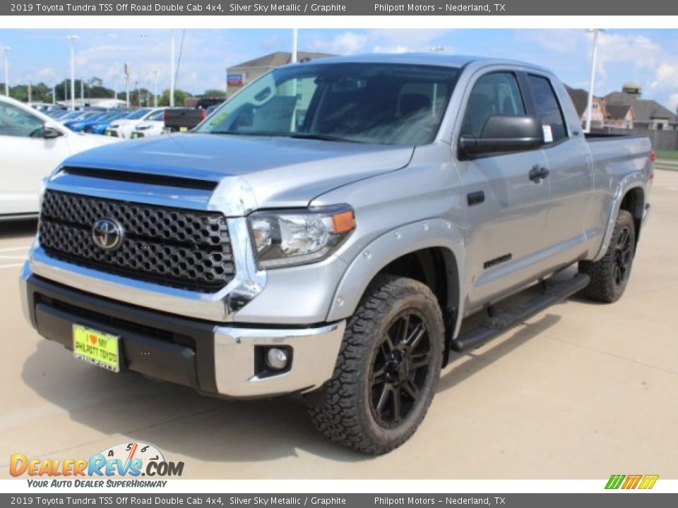 Front 3/4 View of 2019 Toyota Tundra TSS Off Road Double Cab 4x4 Photo #3