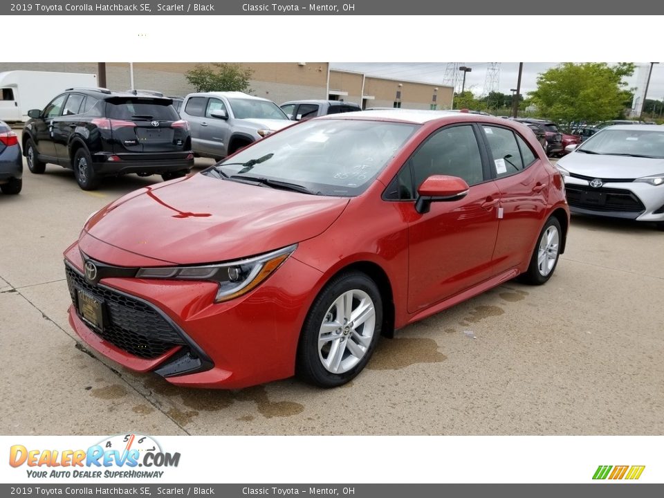 Front 3/4 View of 2019 Toyota Corolla Hatchback SE Photo #1