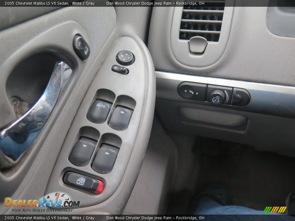 2005 Chevrolet Malibu LS V6 Sedan White / Gray Photo #32