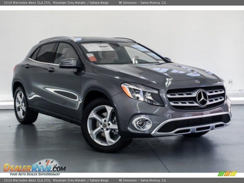 Front 3/4 View of 2019 Mercedes-Benz GLA 250 Photo #12