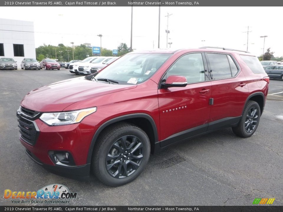Front 3/4 View of 2019 Chevrolet Traverse RS AWD Photo #1