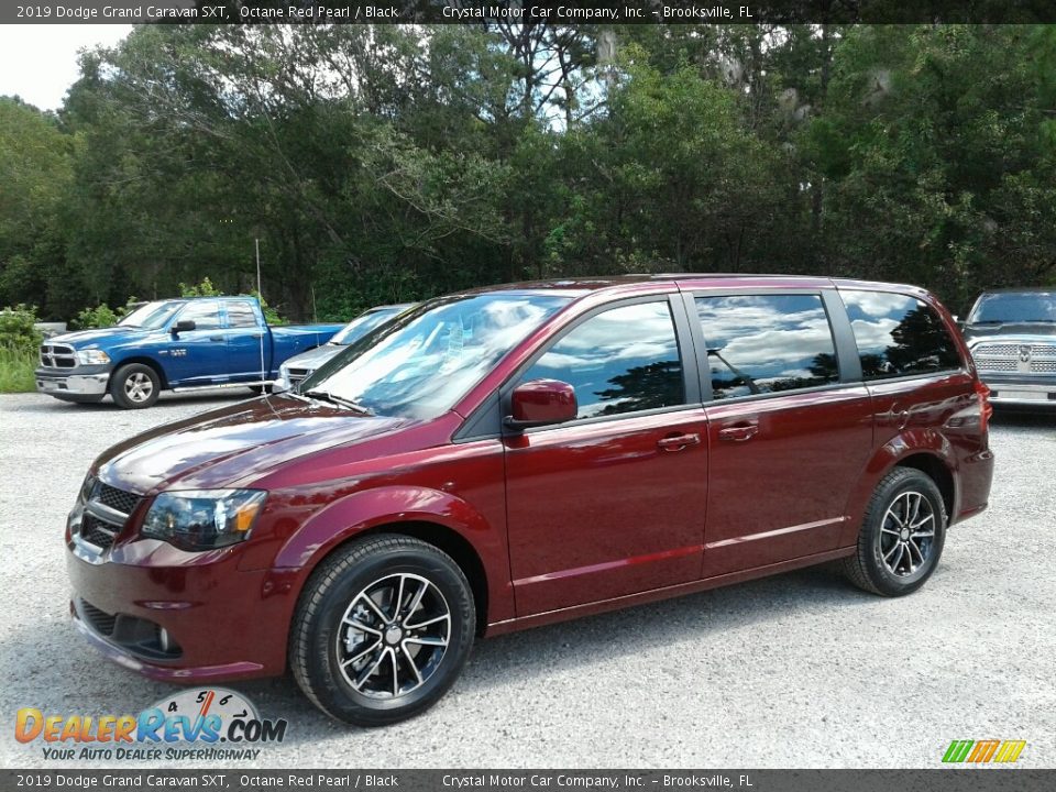 Front 3/4 View of 2019 Dodge Grand Caravan SXT Photo #1