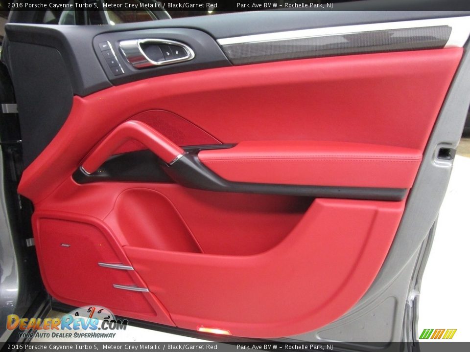 Door Panel of 2016 Porsche Cayenne Turbo S Photo #16