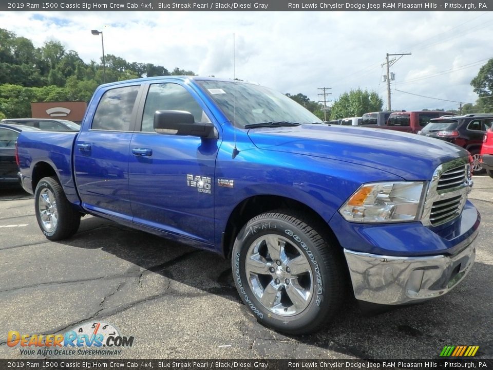 Front 3/4 View of 2019 Ram 1500 Classic Big Horn Crew Cab 4x4 Photo #7