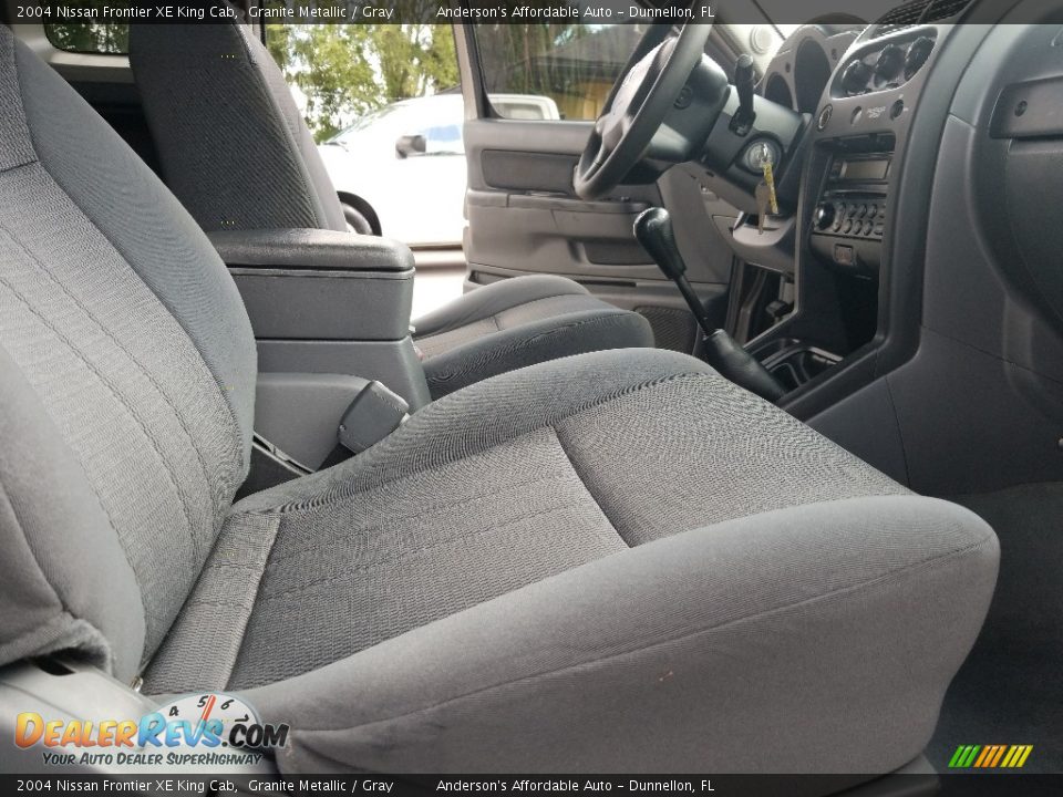 2004 Nissan Frontier XE King Cab Granite Metallic / Gray Photo #15