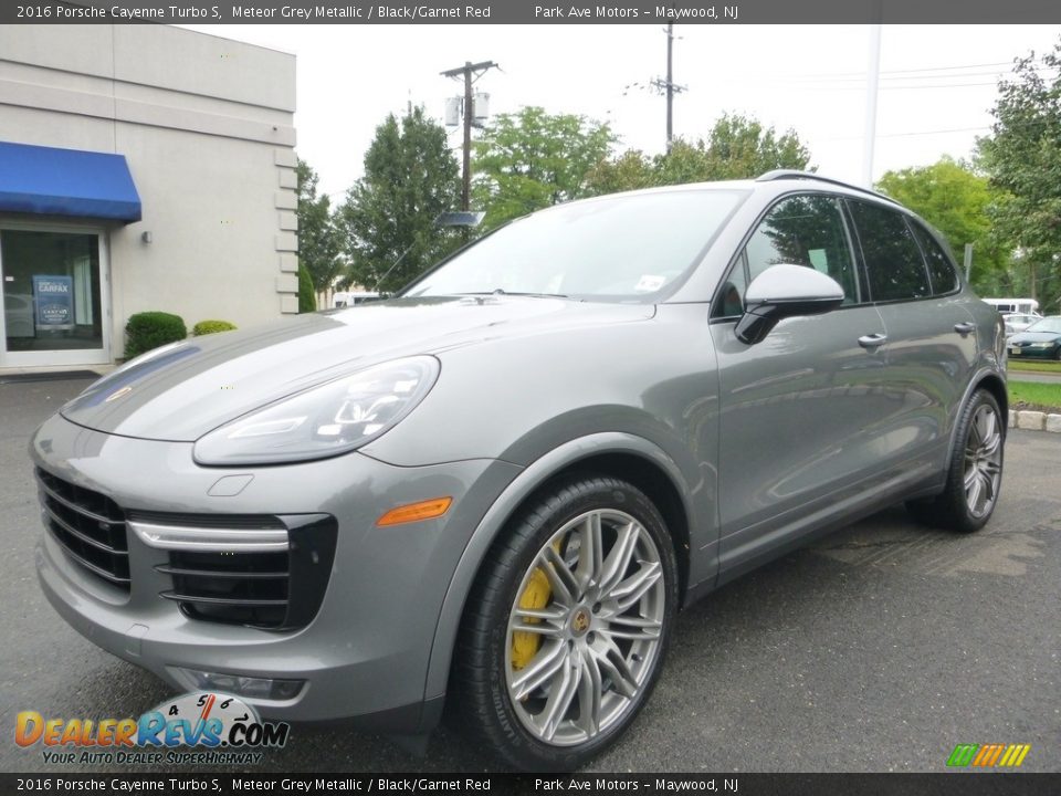 Front 3/4 View of 2016 Porsche Cayenne Turbo S Photo #1