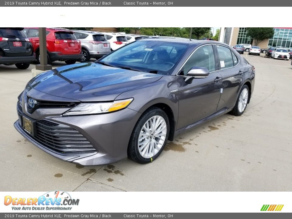 Front 3/4 View of 2019 Toyota Camry Hybrid XLE Photo #1