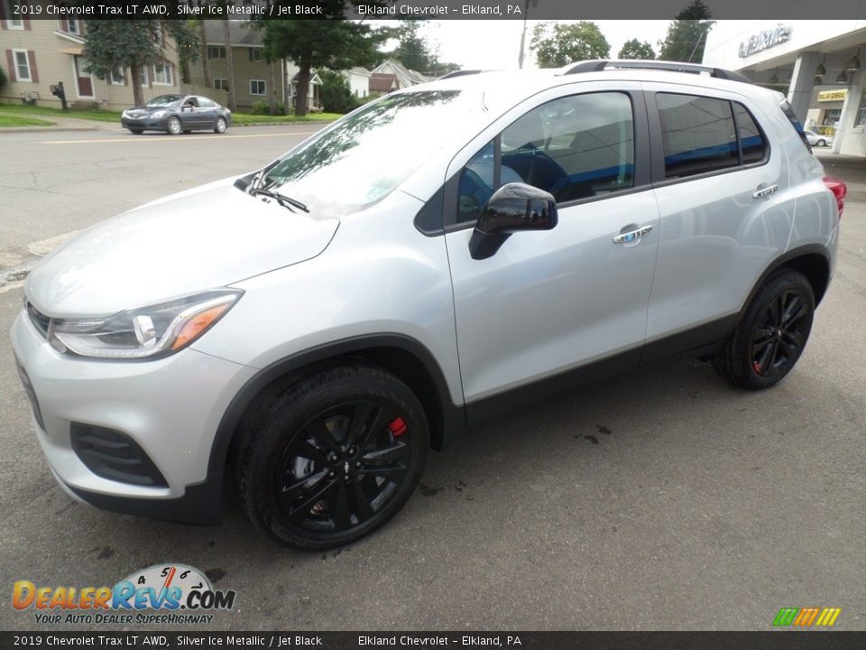 Front 3/4 View of 2019 Chevrolet Trax LT AWD Photo #10