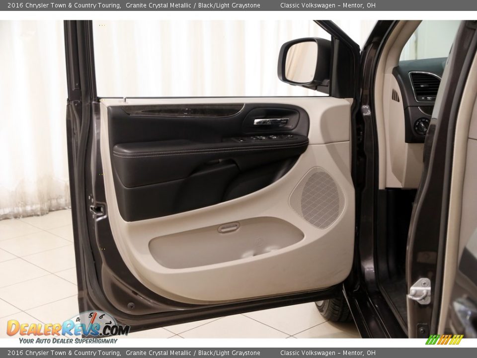 2016 Chrysler Town & Country Touring Granite Crystal Metallic / Black/Light Graystone Photo #4