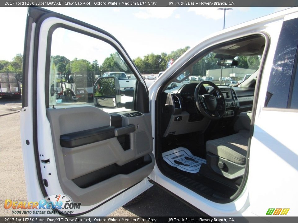 2017 Ford F250 Super Duty XLT Crew Cab 4x4 Oxford White / Medium Earth Gray Photo #13