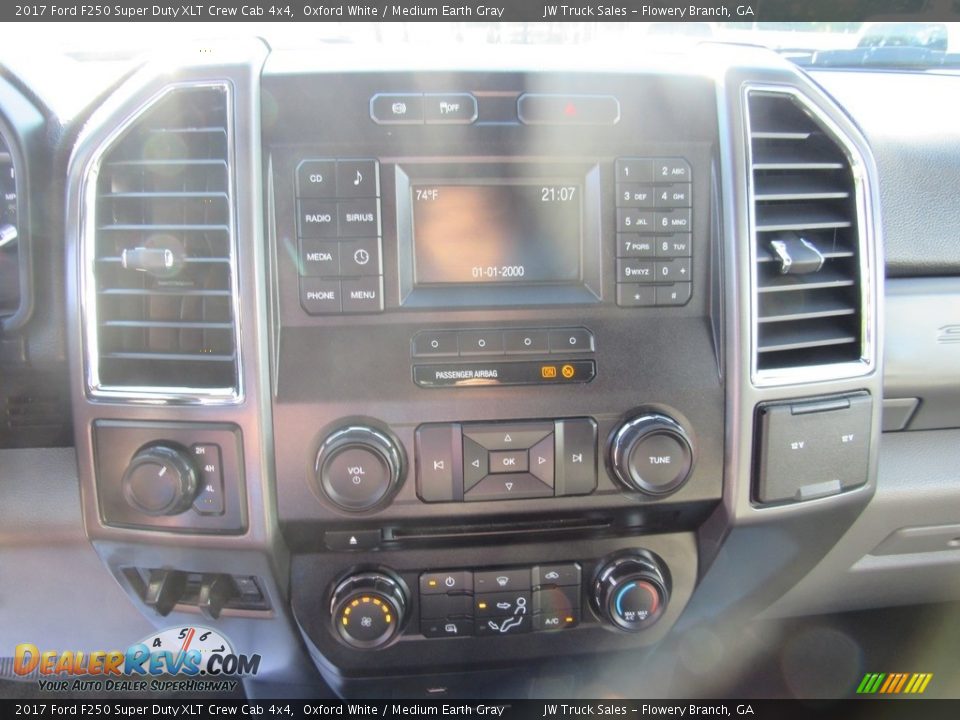 2017 Ford F250 Super Duty XLT Crew Cab 4x4 Oxford White / Medium Earth Gray Photo #21