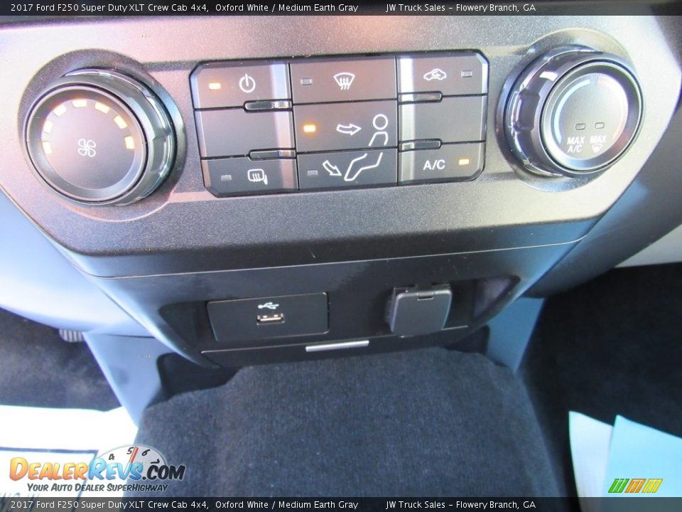 2017 Ford F250 Super Duty XLT Crew Cab 4x4 Oxford White / Medium Earth Gray Photo #22