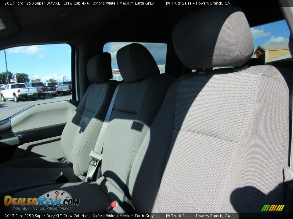 2017 Ford F250 Super Duty XLT Crew Cab 4x4 Oxford White / Medium Earth Gray Photo #28