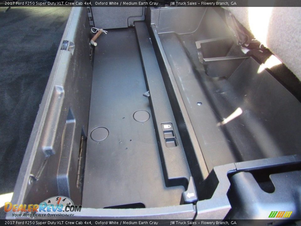 2017 Ford F250 Super Duty XLT Crew Cab 4x4 Oxford White / Medium Earth Gray Photo #31