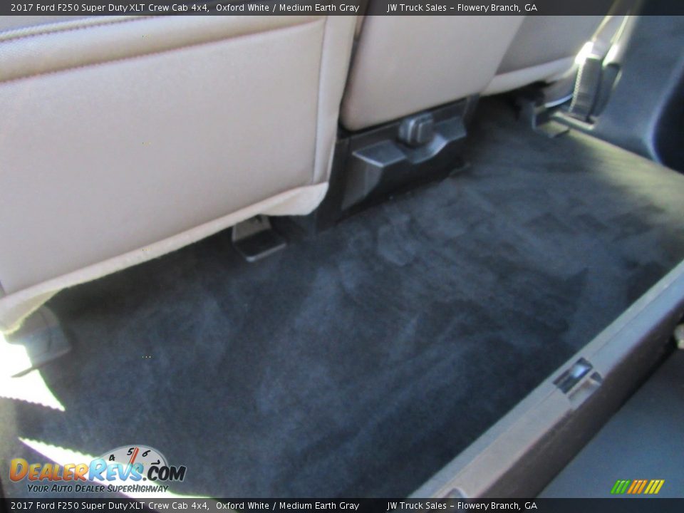 2017 Ford F250 Super Duty XLT Crew Cab 4x4 Oxford White / Medium Earth Gray Photo #32