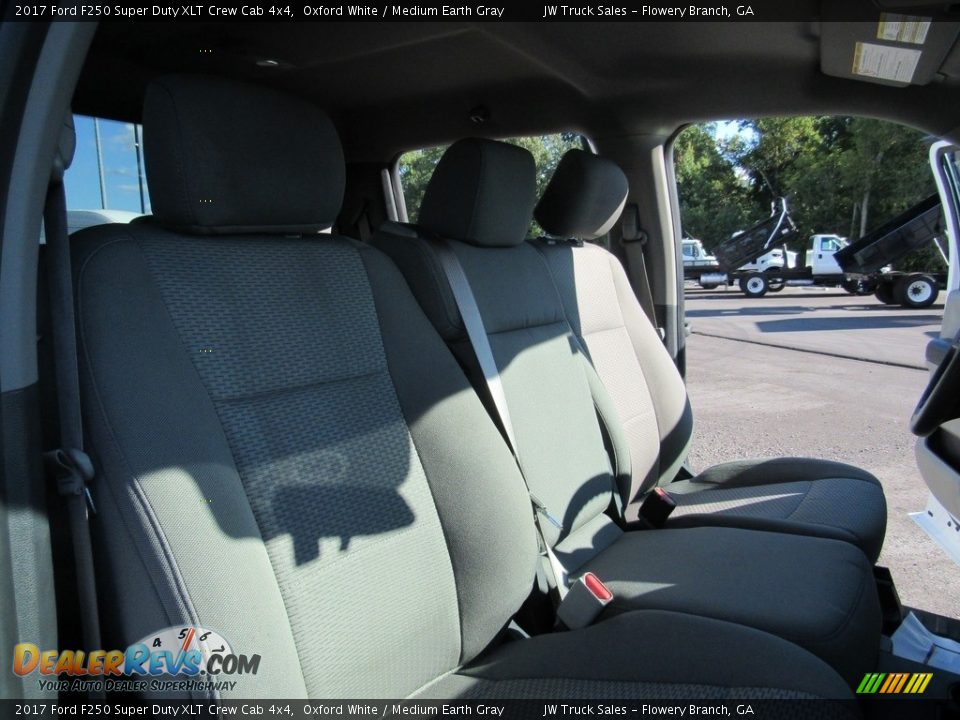 2017 Ford F250 Super Duty XLT Crew Cab 4x4 Oxford White / Medium Earth Gray Photo #33