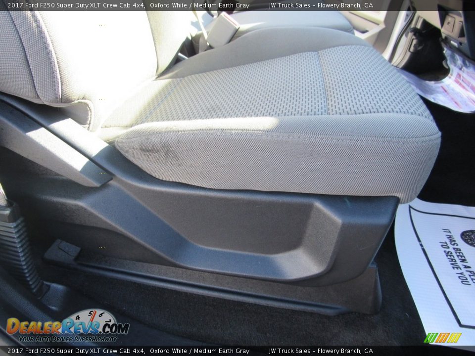 2017 Ford F250 Super Duty XLT Crew Cab 4x4 Oxford White / Medium Earth Gray Photo #34