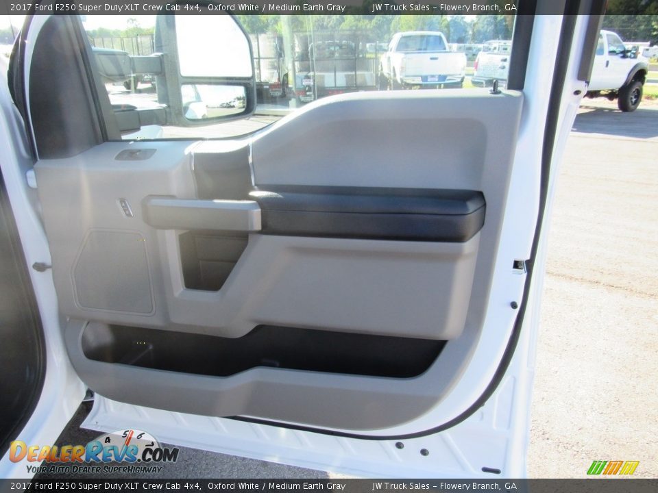2017 Ford F250 Super Duty XLT Crew Cab 4x4 Oxford White / Medium Earth Gray Photo #35