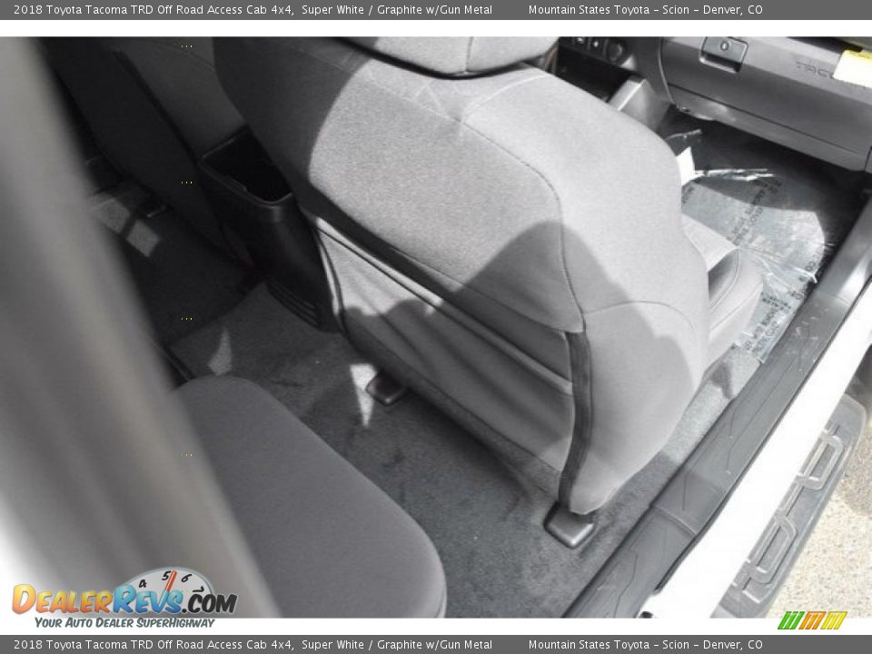 2018 Toyota Tacoma TRD Off Road Access Cab 4x4 Super White / Graphite w/Gun Metal Photo #17