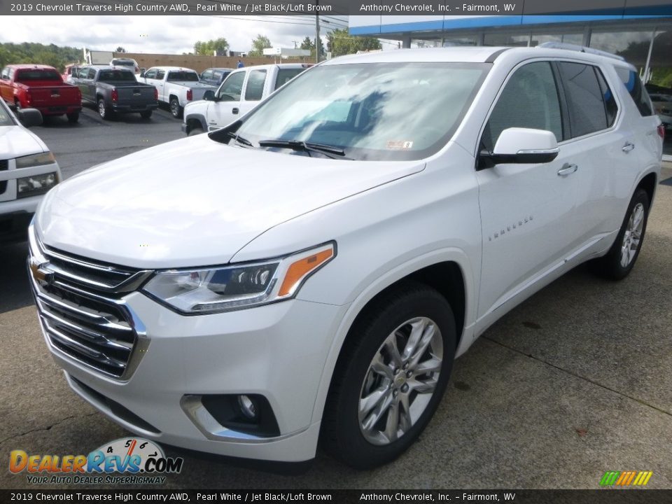 Front 3/4 View of 2019 Chevrolet Traverse High Country AWD Photo #7