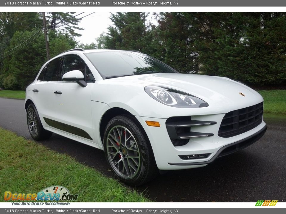 Front 3/4 View of 2018 Porsche Macan Turbo Photo #1