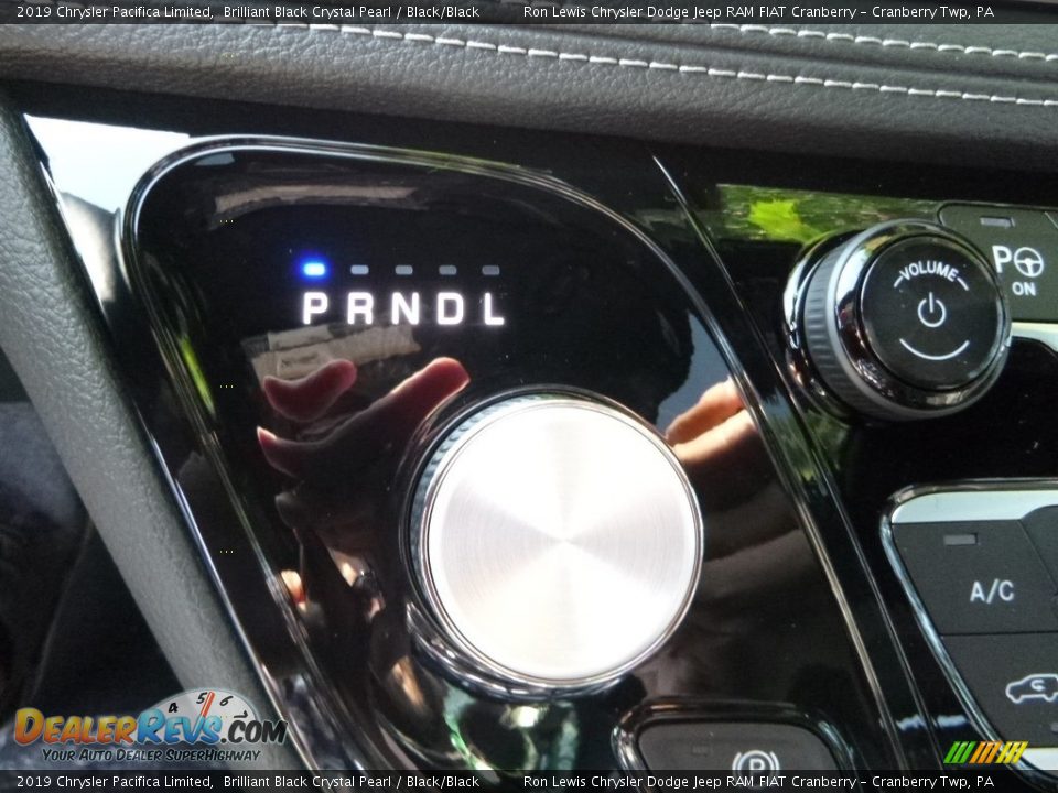 2019 Chrysler Pacifica Limited Shifter Photo #18