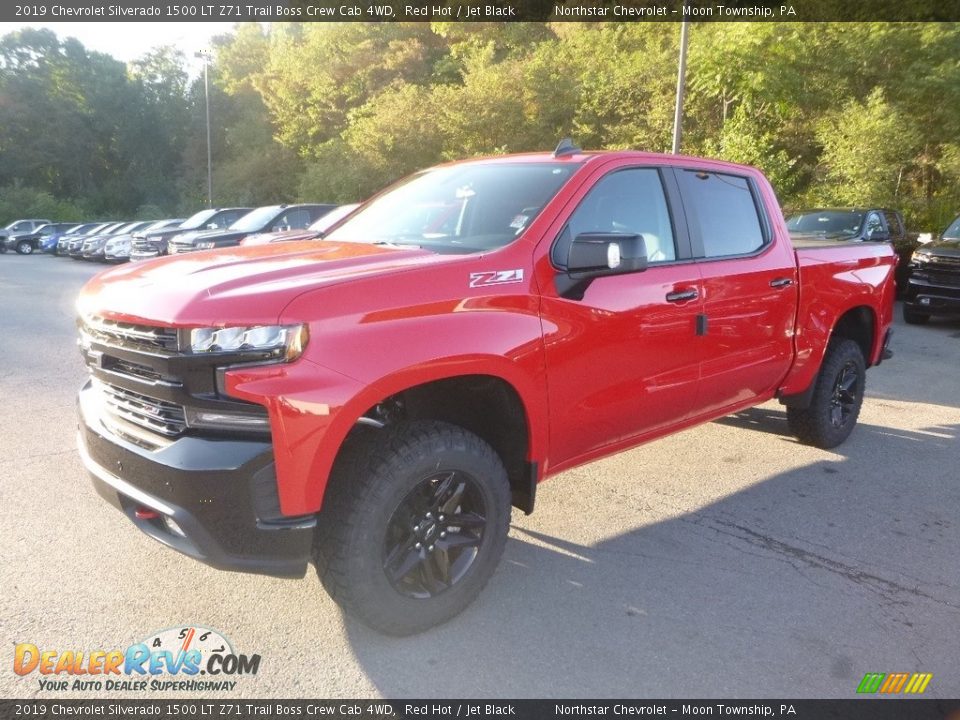 Front 3/4 View of 2019 Chevrolet Silverado 1500 LT Z71 Trail Boss Crew Cab 4WD Photo #1