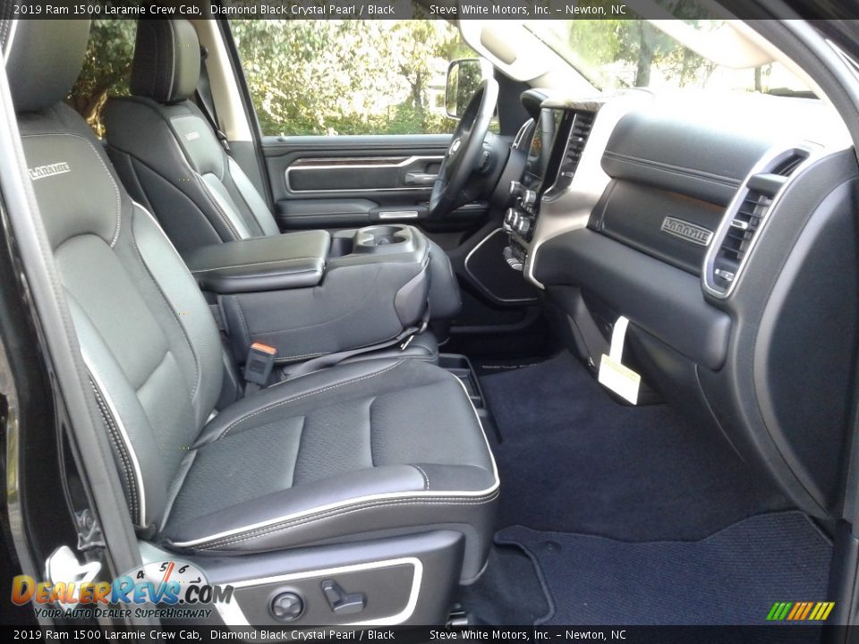 2019 Ram 1500 Laramie Crew Cab Diamond Black Crystal Pearl / Black Photo #17